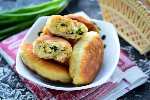 Пироги с зеленым луком на сковороде