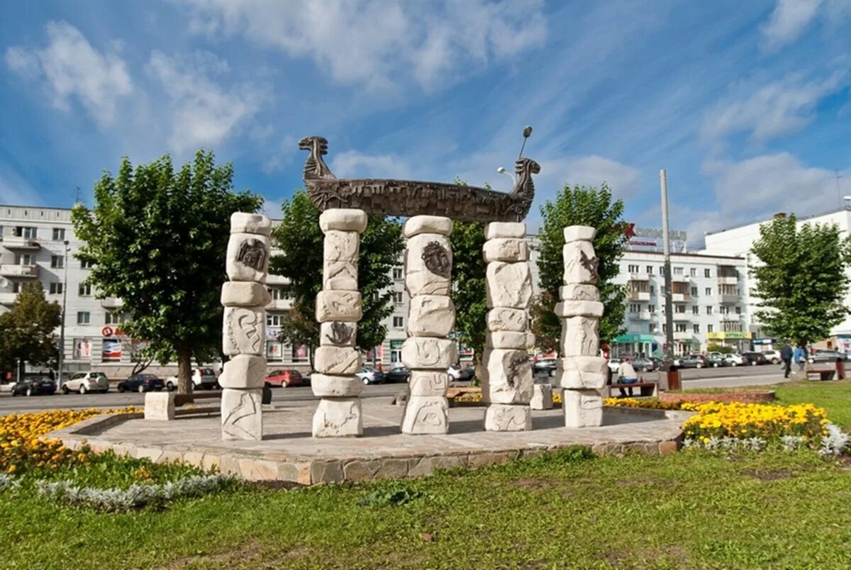 Ладья пермь. Кама река скульптура Пермь. Памятник Кама река в Перми. Скульптурная композиция Кама-река Пермь. Памятник Каме реке в Перми.