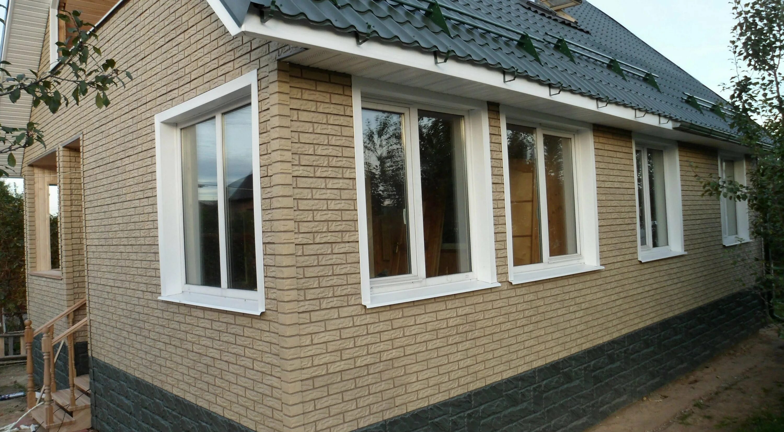 Кирпичный дом обшит сайдингом. Кирпичный дом обшит сайдингом. Кирпичный дом обшит сайдингом. Кирпичный дом обшит сайдингом. Альта профиль панель кирпич, белый.