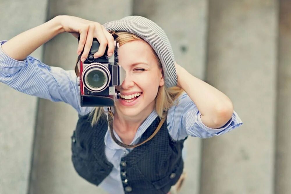 Женщина с фотоаппаратом. Фотокамера фотограф. Увлекаешься фото. Увлекаешься фото. Девушка с фотокамерой.