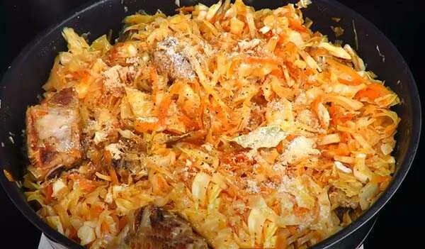 Тушим капусту с мясом в казане. Тушёная капуста с мясом в казане. свиные рёбрышки с капустой тушеные. тушеная капуста в казане. капуста с ребрышками тушеная.