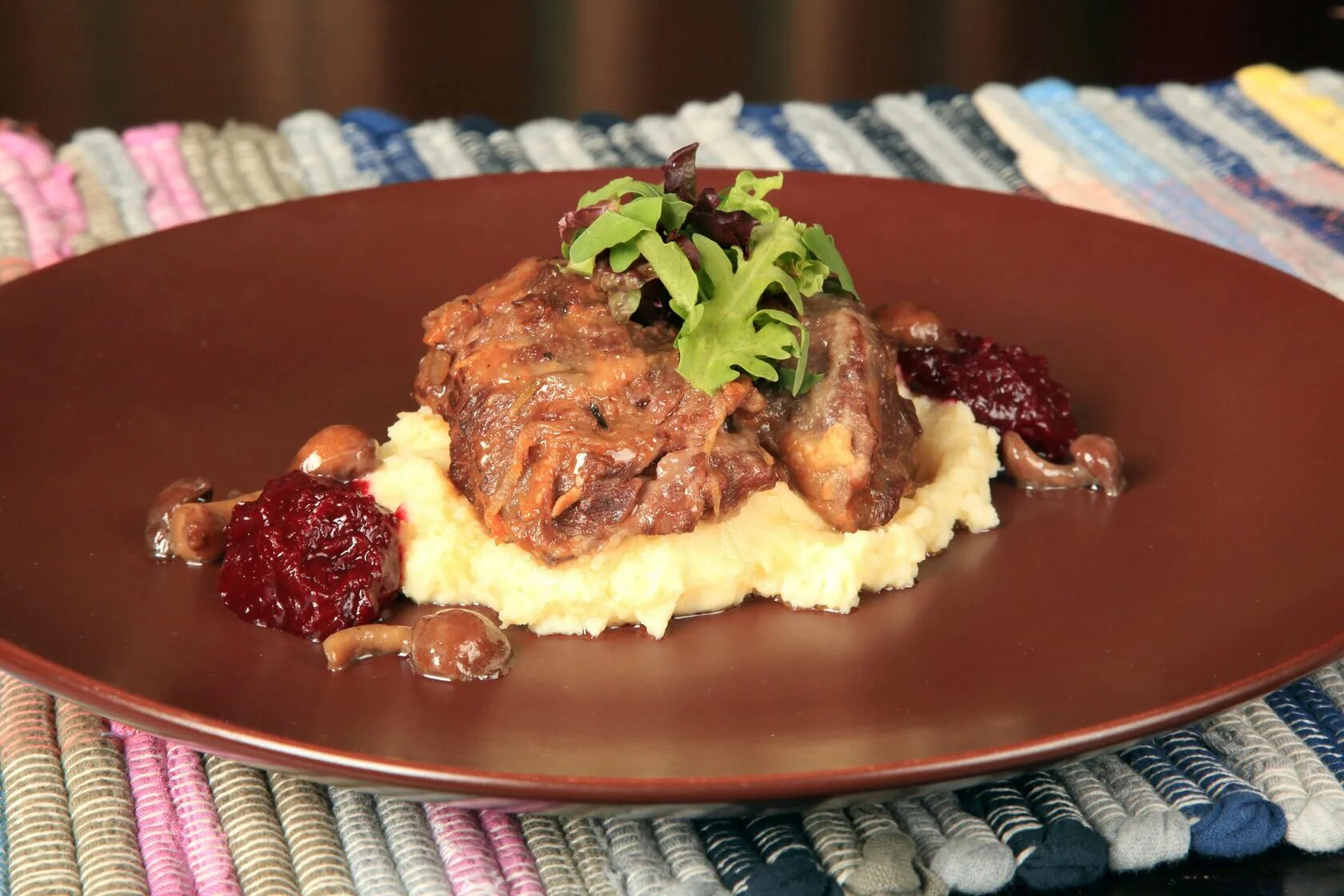 Пюре с мясом фото. Телячьи щечки с картофельным пюре. телячьи щечки с трюфельным пюре. говяжьи щечки с картофельным пюре. томленые говяжьи щечки с картофельным пюре.