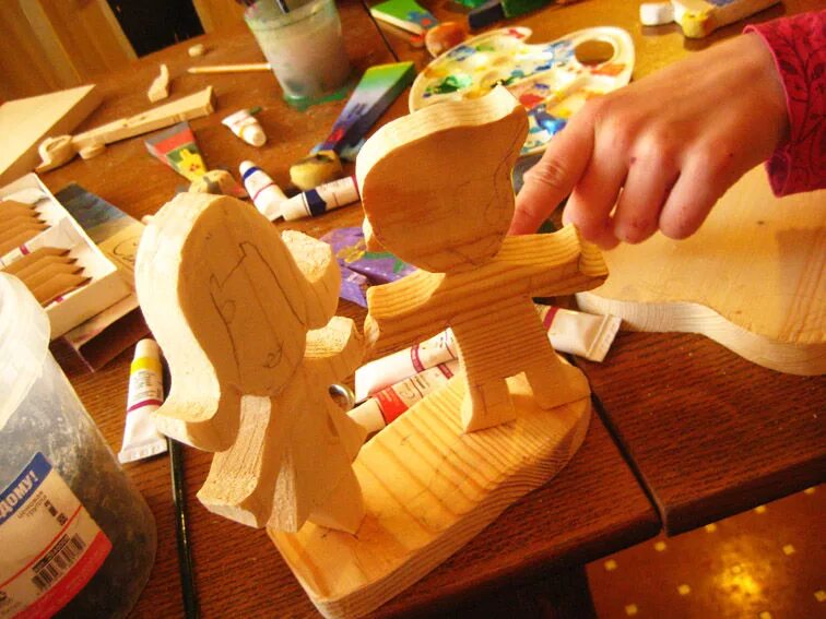 Деревянная игрушка где. Поделки из дерева своими руками. Изделия из дерева для детей. Игрушки из дерева. Деревянные поделки для детей.