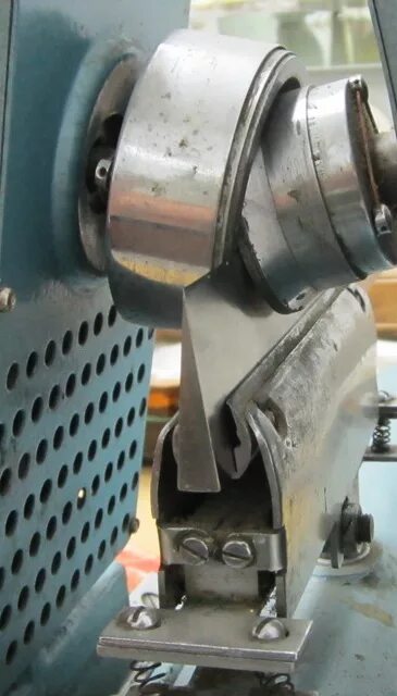 ножны для тесака. двух точим. точильщик ножей. двух точим. выравнивание точильного камня на наждаке.