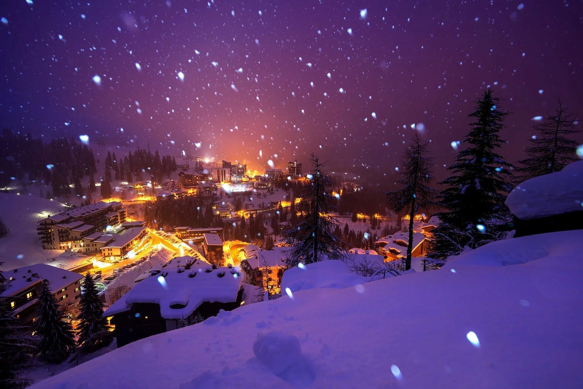 Альпы Финляндия. Зимний город. Зима ночь. Ночной зимний город.