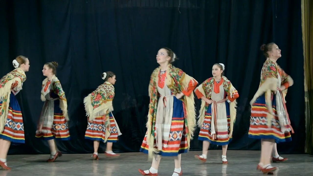 Танец потешки костюм. Джаз импровиз средняя группа город красноуфимск потешки. Подарок для фольклорного коллектива. Ансамбль русские потешки. Танец потешки.