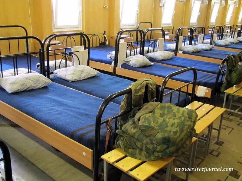 Ночная казарма. Казарма кызыла. Погода в казарме. Армейская казарма. Мобильные казармы.