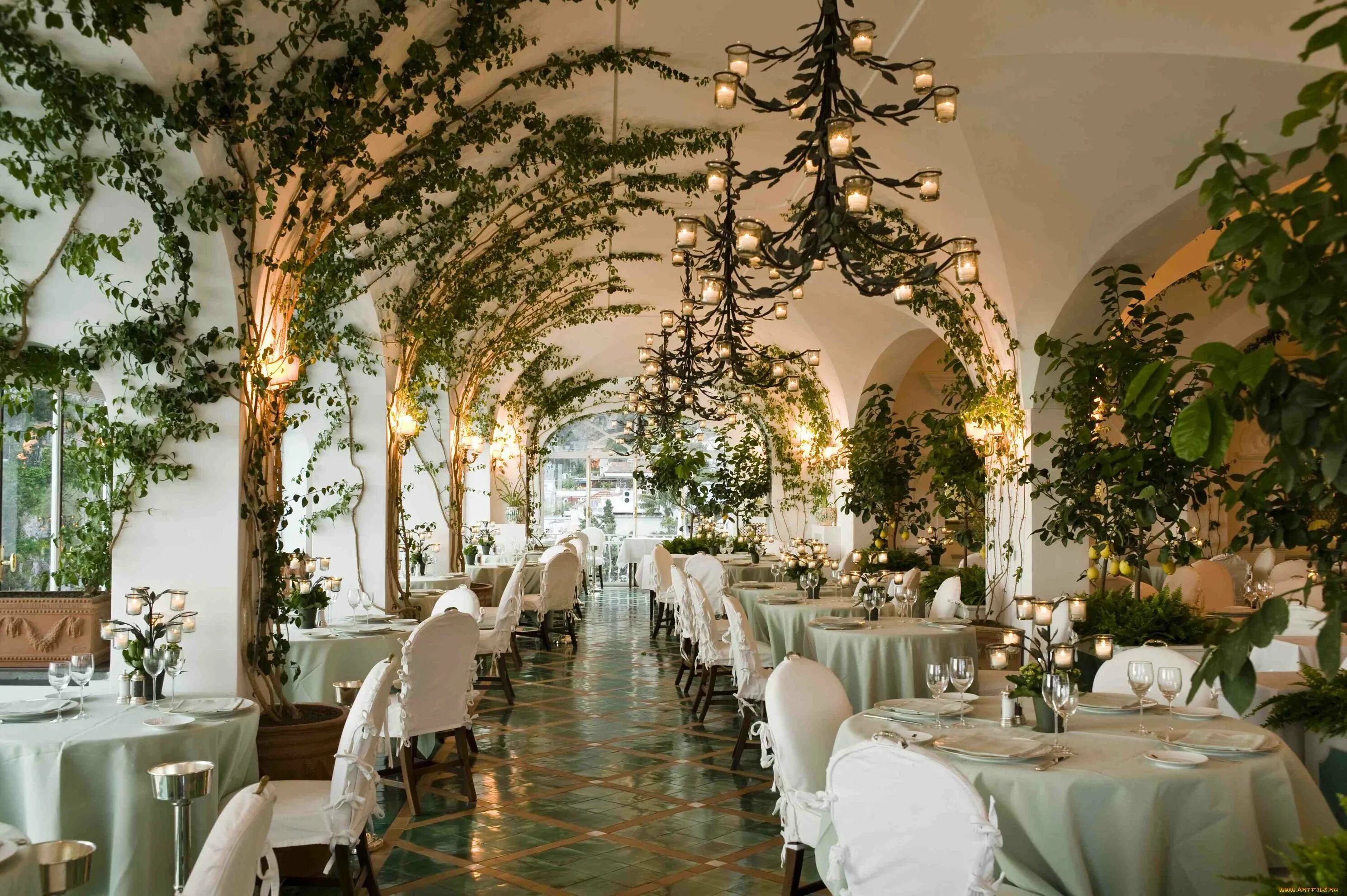 Фото ресторана. Ресторан la sponda. Отель la Sirenuse. Ресторан Clos Maggiore Великобритания. Красивый ресторан.