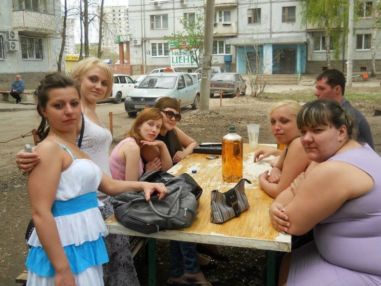 Девушка во дворе. Сельские девушки с пивом. Смешные чудики из социальных сетей. Смешные русские женщины. Попили улицу