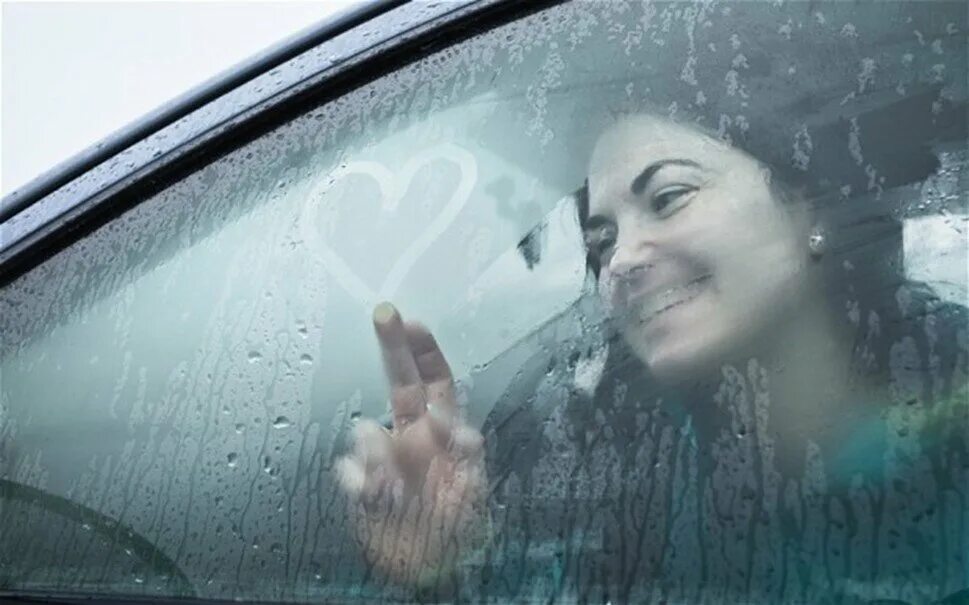 Машина запотевает в дождь. Запотевшие стекла в машине. Запотевшее окно в машине. Запотевшие в машине запотевшие окна. Машина с запотевшими стеклами.