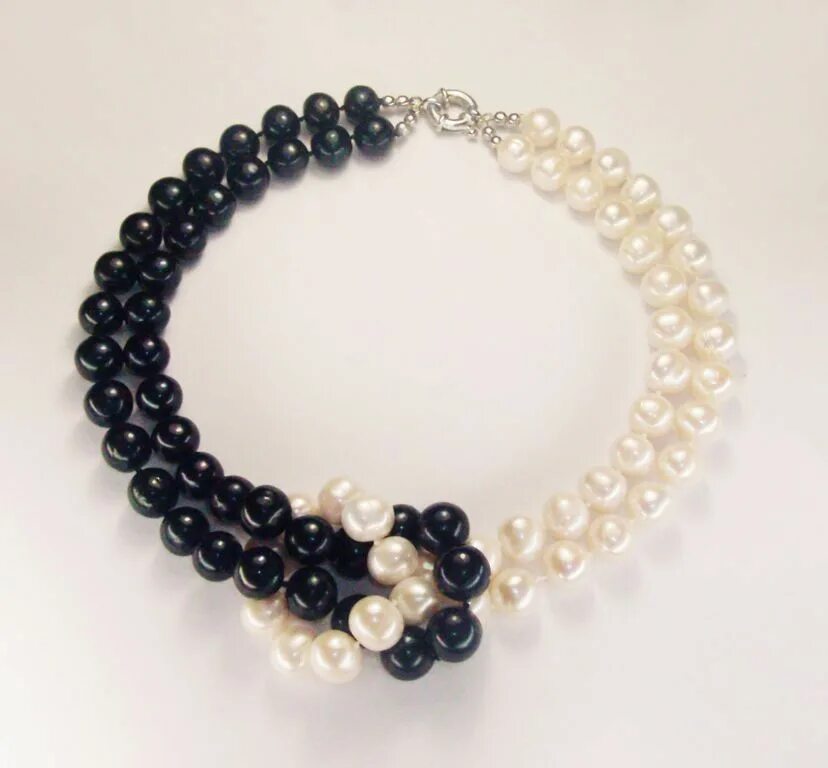 Жемчуг на темном фоне. Кольцо с черным жемчугом белое золото. Черно белый жемчуг. Жемчуг чешский 70024. Колье из черного жемчуга.