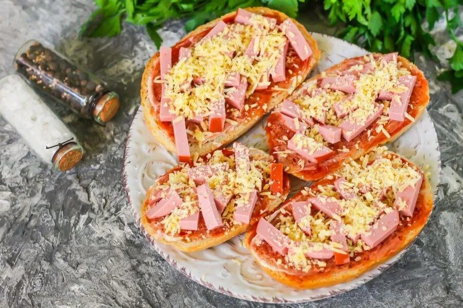 Мини пицца с колбасой и помидорами. Бутерброды мини пицца. пицца из батона. батон для бутербродов. горячие бутерброды.