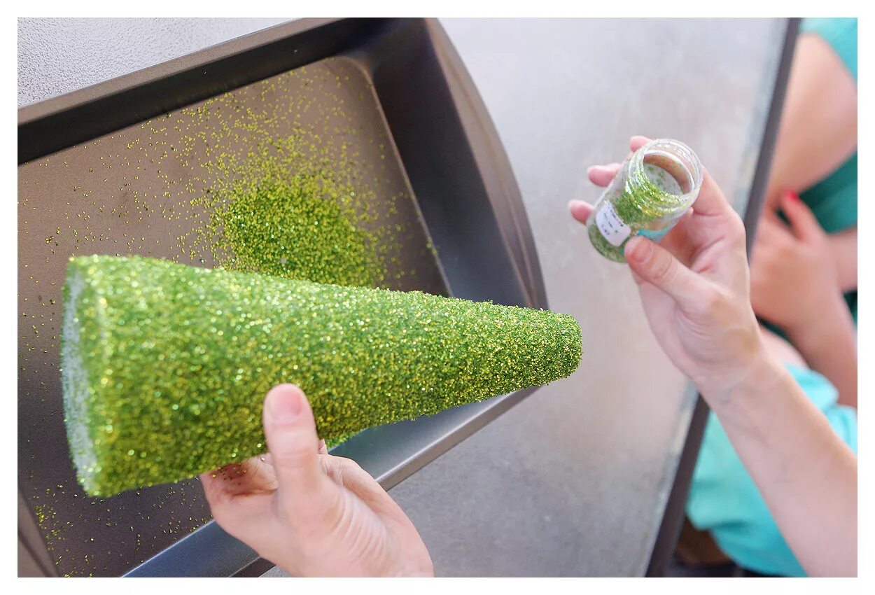 Покрасить потолочную плитку. Крашеный пенопласт. Какой краской можно покрасить пенопласт. Каска поделка. Покрасить пенопласт.