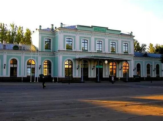 Железнодорожная станция псков пассажирский. Вокзал псков, псков. Вокзал псков, псков. Вокзал псков, псков. Железнодорожный вокзал псков.
