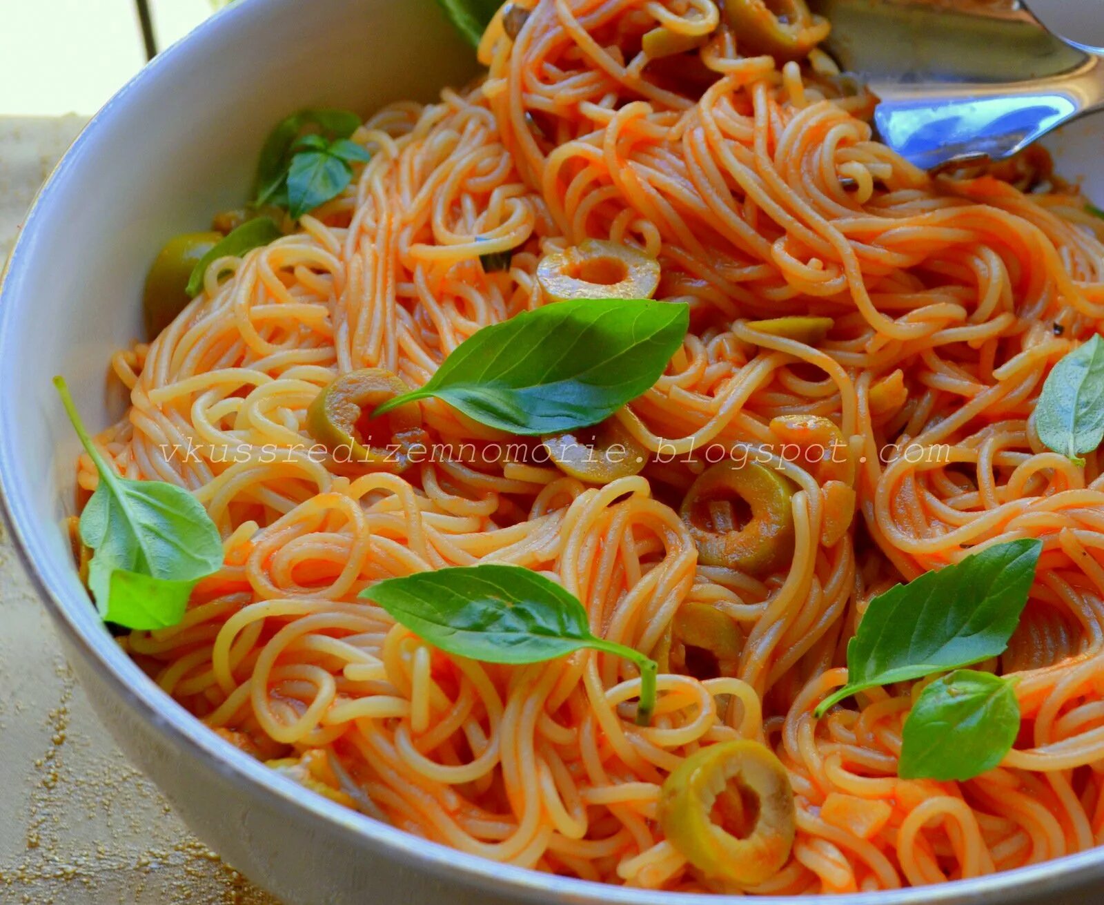 Спагетти с мясом. Паста с томатным соусом. Макароны в томатной пасте на сковороде. Макароны с томатной пастой на сковороде. Паста маринара.