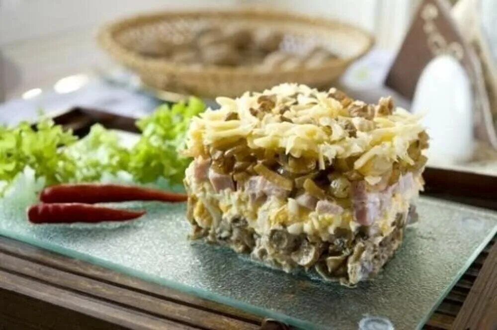 Салат с говядиной и солеными огурчиками. Салат с языком говяжьим и соленым огурцом. Салат с мясом говядины и соленым огурцом. Салат с языком. Салат с говядиной и корнишонами.