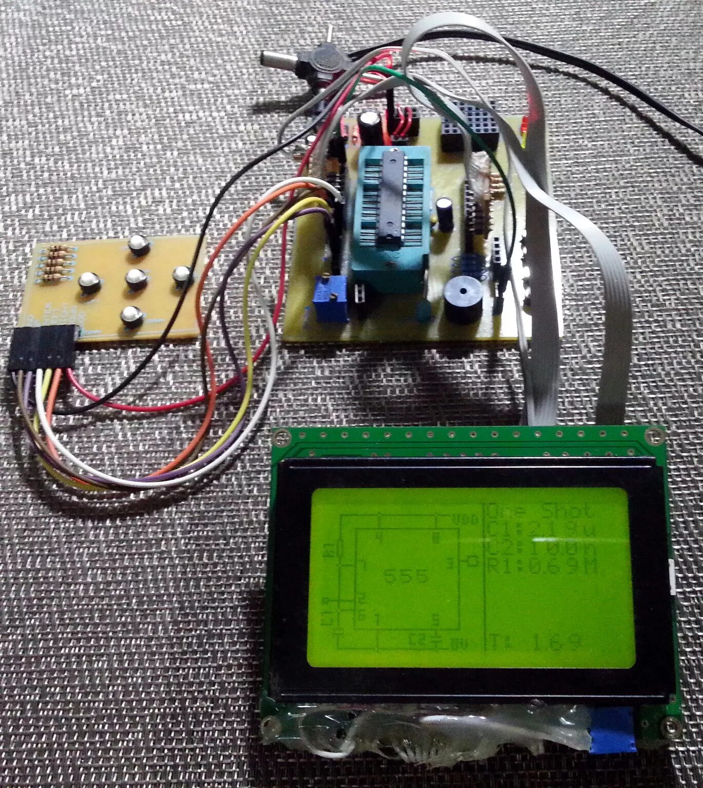 Lm358 so8. Таймер на ne555. Мультивибратор на ne555. Таймерная" микросхема. Мультивибратор на ne555.