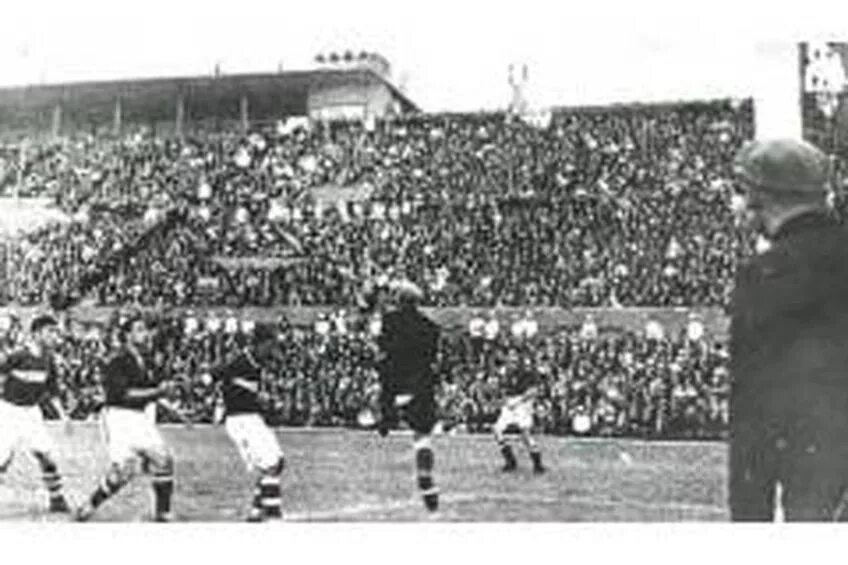 Первый футбольный матч в России в 1897. 24 Октября 1897 в России первый футбольный матч.