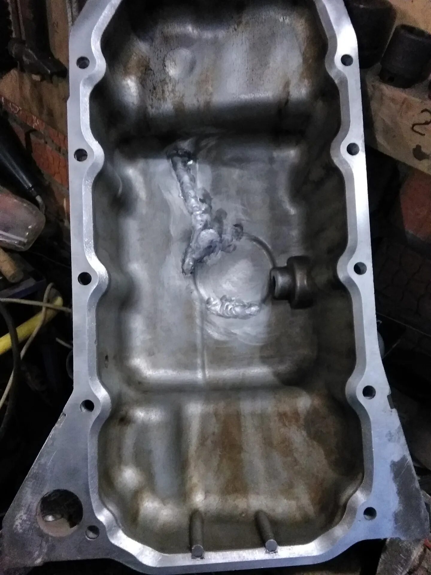 Пробитый поддон двигателя ваз 2110. Поддон картера двигателя md373935. Алюминиевый поддон двигателя альфард 2. 4. Алюминиевый поддон dl382.