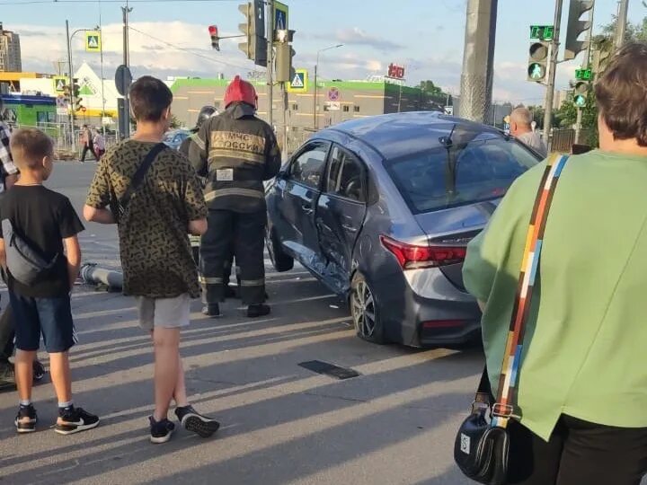 Пешеход на тротуаре. Машина на тротуаре. Машина задавила пешехода. 15 апреля спб