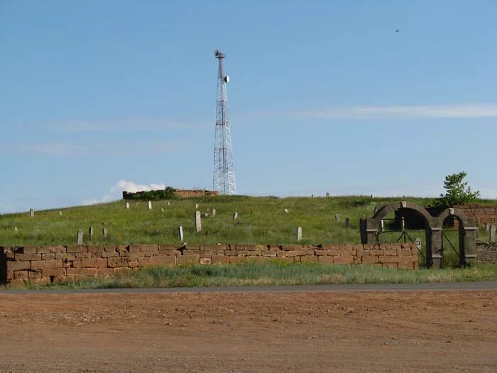 Оренбург татарская каргала. Татарская Каргала Оренбургская область. Село Татарская Оренбург Каргала Оренбургская. Татарская Каргала кладбище. Кладбище Татарская Каргала старое.