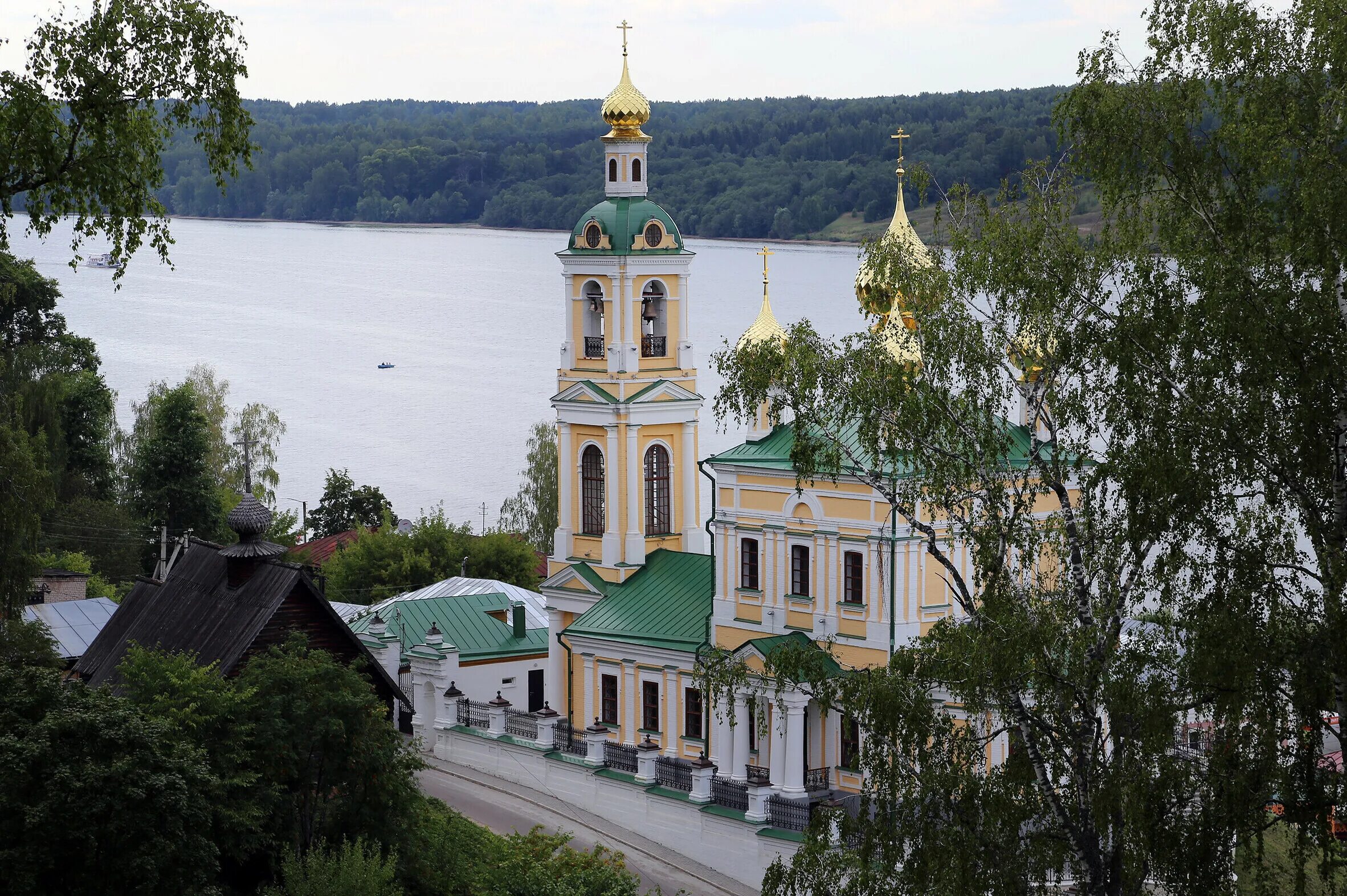 Церковь Воскресения Христова Плес. Город Плес храм Воскресения. Церковь Вознесения Христова в Плесе. Город Плес Ивановской области. Город плес описание достопримечательности