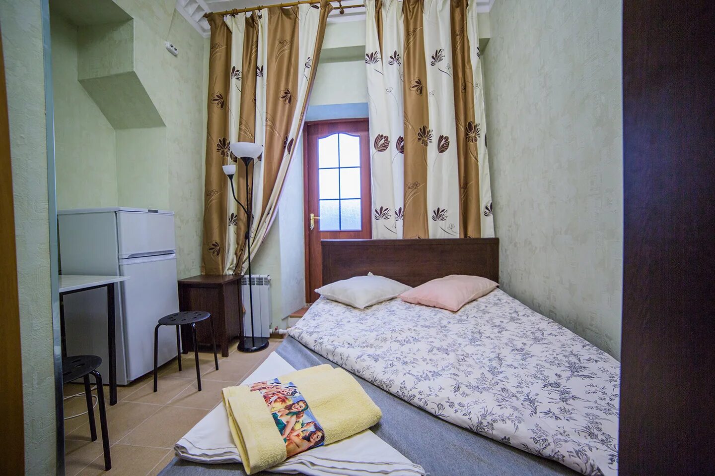 Найти комнату на 2 человека. Комната с двуспальной кроватью в общежитии. Общежитие в Москве на 1 человека. Общежитие с отдельной комнатой. Комната в общежитии на 1 человека.
