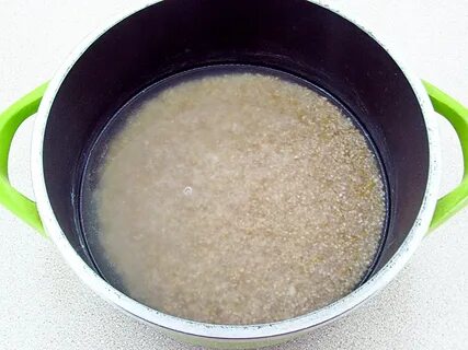 Ячневая каша на молоке в кастрюле