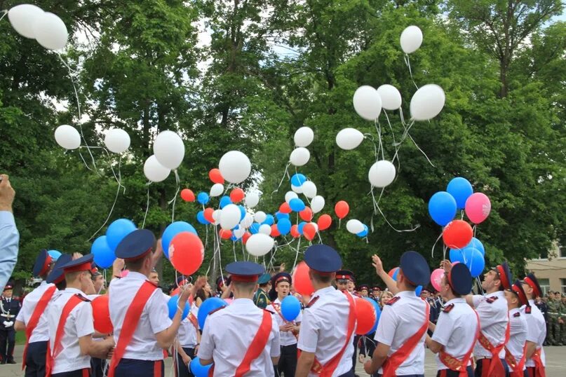 Шары в небо на выпускной. Выпускники шары в небо. Шары на запуск на выпускной. Выпускники запускают шары. Запуск шаров на последний звонок.