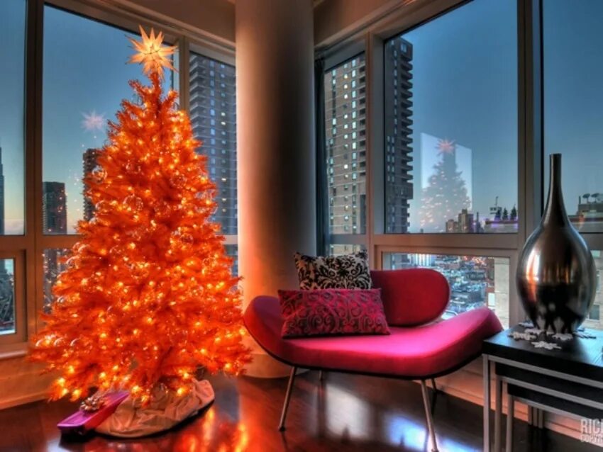 Новый год квартира москва. Оранжевая елка. Оранжевая елка в интерьере. Новогодняя ёлка в интерьере фото. Елка в оранжевых тонах.