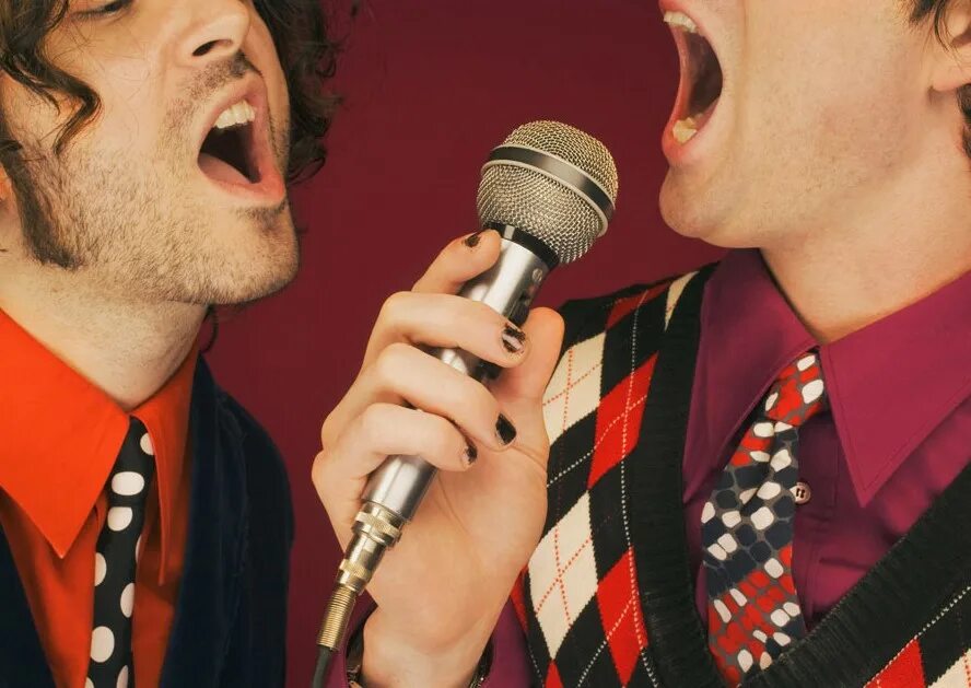 Певец поет в микрофон. Певец с микрофоном. Два певца поют. Петр налич концерт. Мужчина с микрофоном.