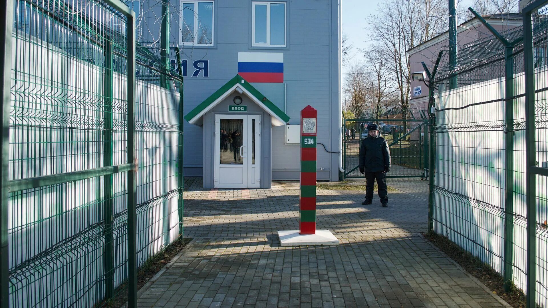 Российско-эстонская граница. Пограничный пункт нарва ивангород. Нарва ивангород граница. Пропуск нарва. Кпп ивангород нарва.