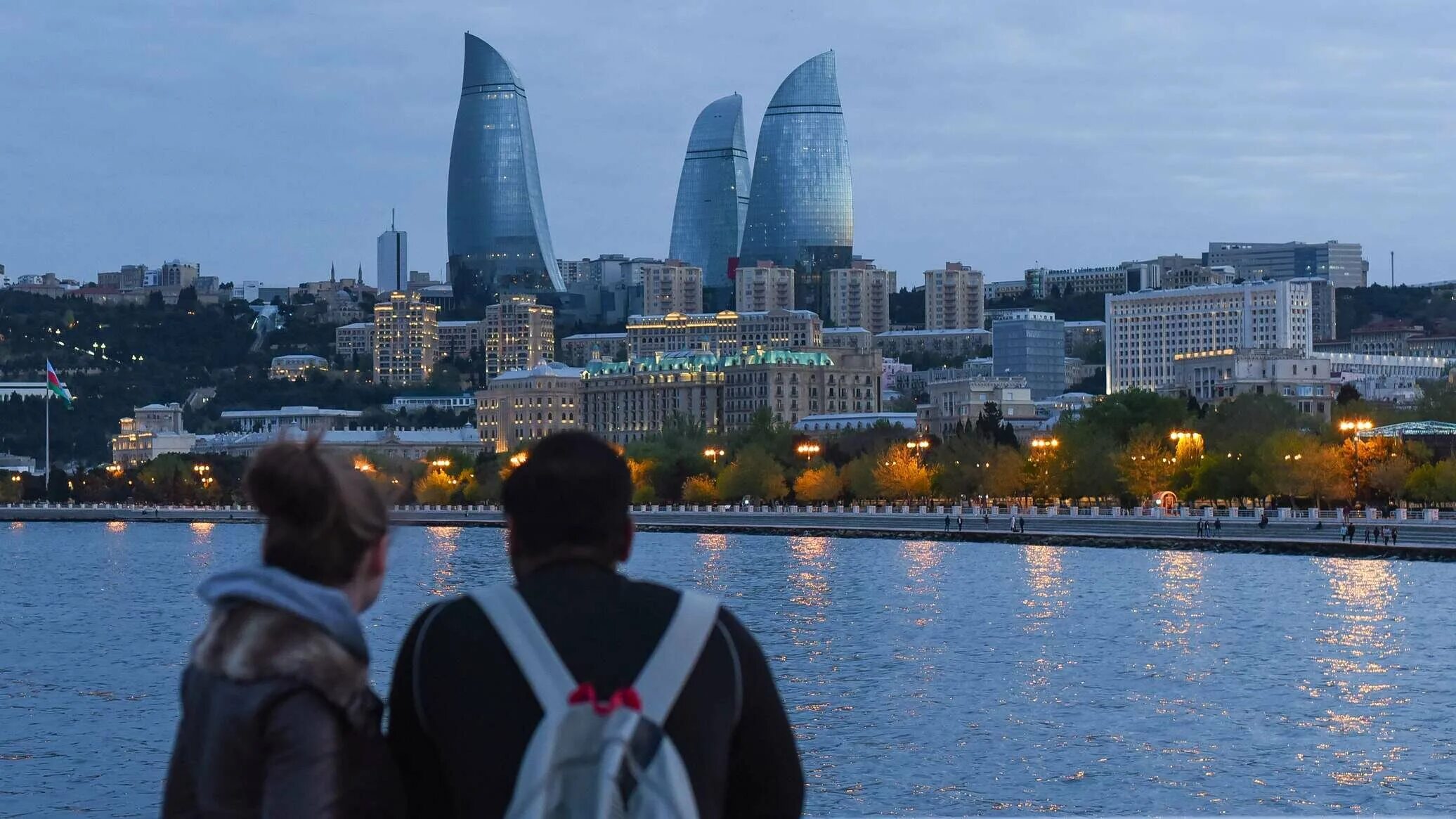 Азербайджан баку море. Азербайджан туризм Баку. Город Баку Каспийское море бульвар. Туристы в Баку. Азейбарджан Баку море.