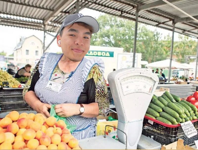 продавщица в магазине. продавщица овощей на рынке. работа на рынке вакансии продавец. покупатель кухни в восторге. продавец в магазине.