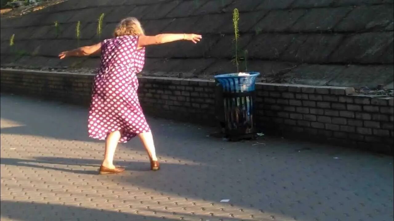 Где бабка танцует. Бабка танцует. Пьяные бабки танцы. Пожилая женщина танцует. Танцующая пьяная бабка.