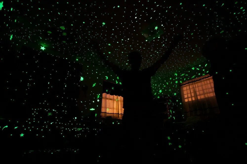 Фосфорные обои. Фосфорные звезды на потолок в детскую комнату. Фосфорные обои для стен. Обои светящиеся в темноте. Материал сверкающий в темноте