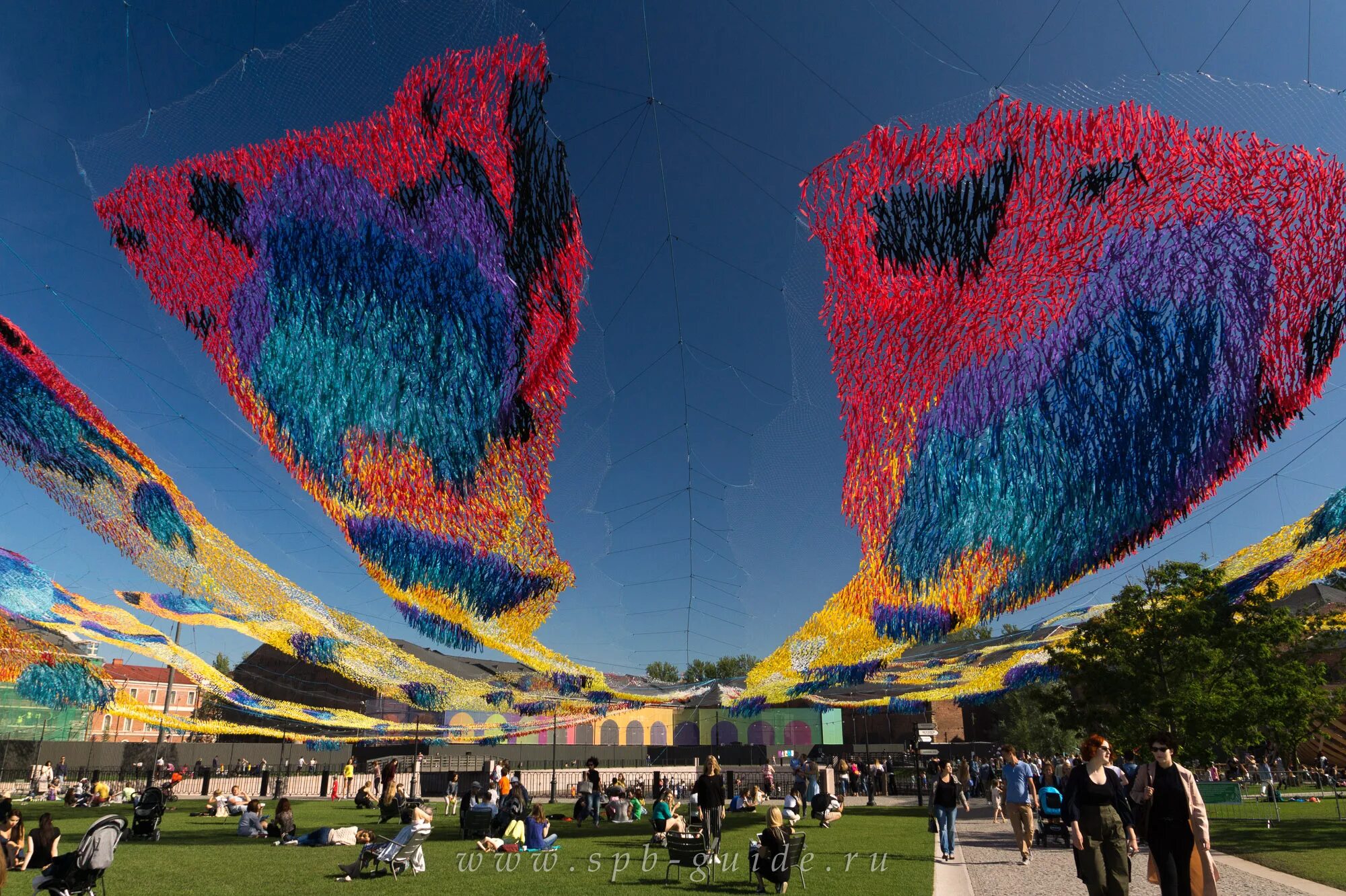 Новогоднее украшение города. Музей на васильевском острове эрарта. Новая голландия жар птица. Центр питера. Петербург инсталляции.