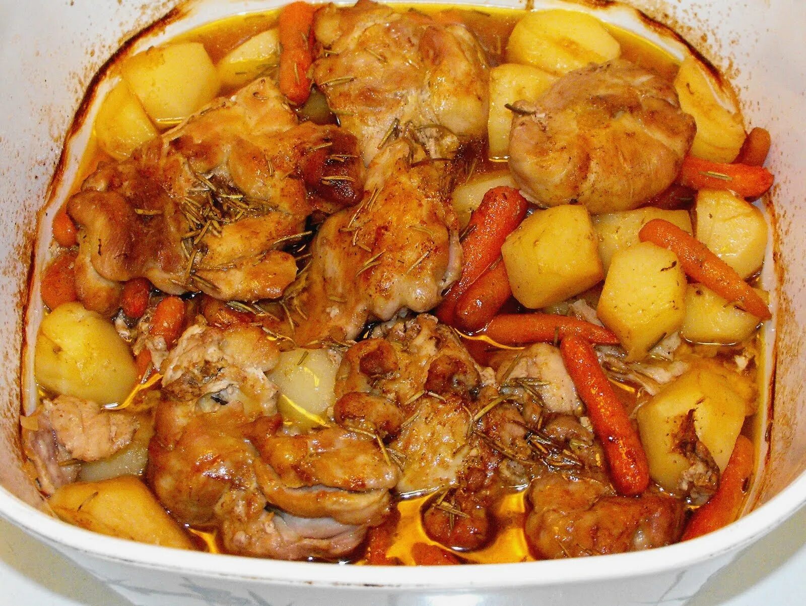 Жаркое из индейки в горшочках в духовке. Жаркое в горшочках с сыром. Курица в горшочке в духовке с картошкой. Курица в глиняном горшке в духовке с картошкой. Курица с картошкой в горшочке.