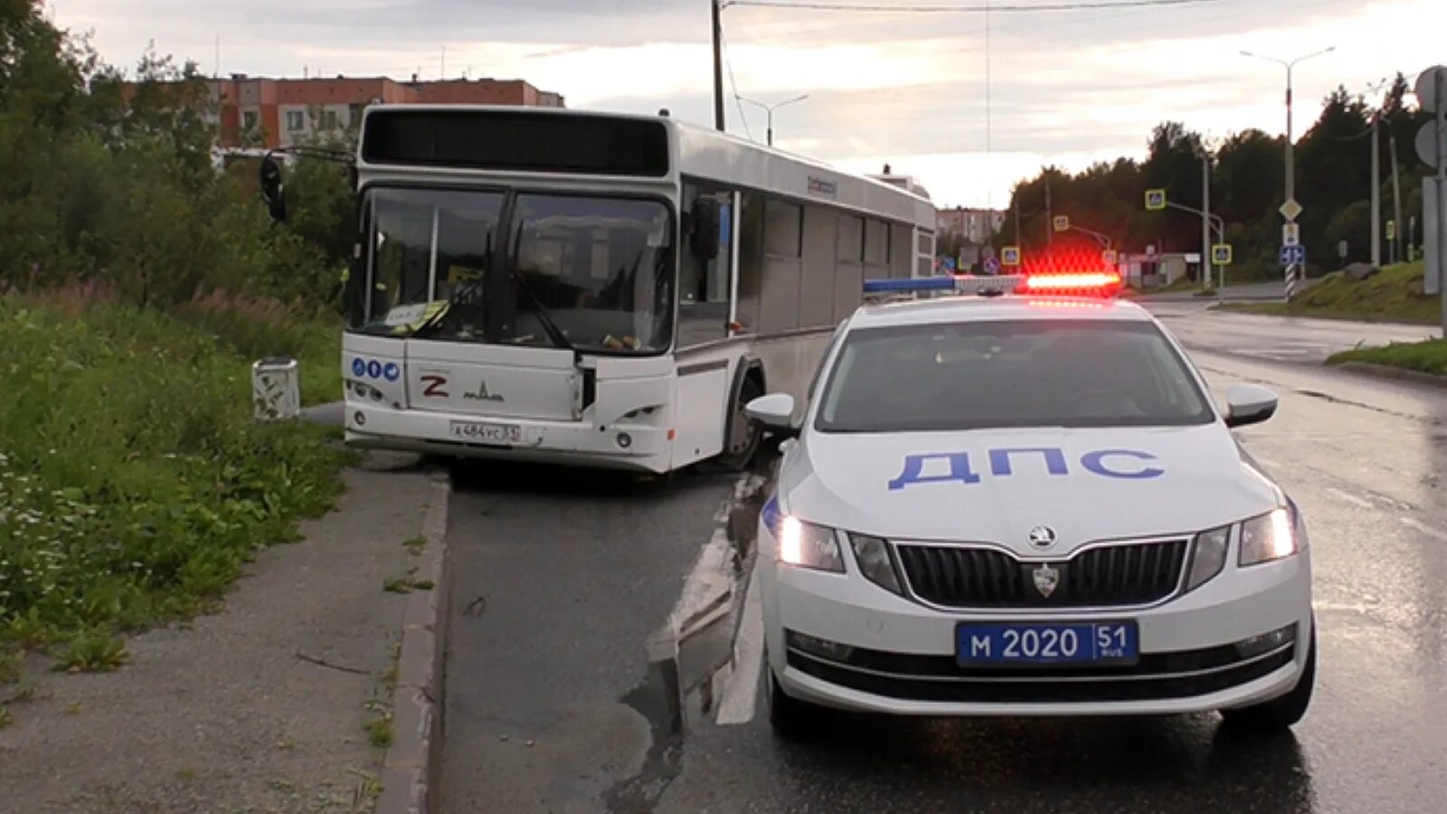 Водитель автобуса мурманск. Полицейский автобус. Водитель автобуса. Автобусы мурманск. Оскар водитель автобуса.