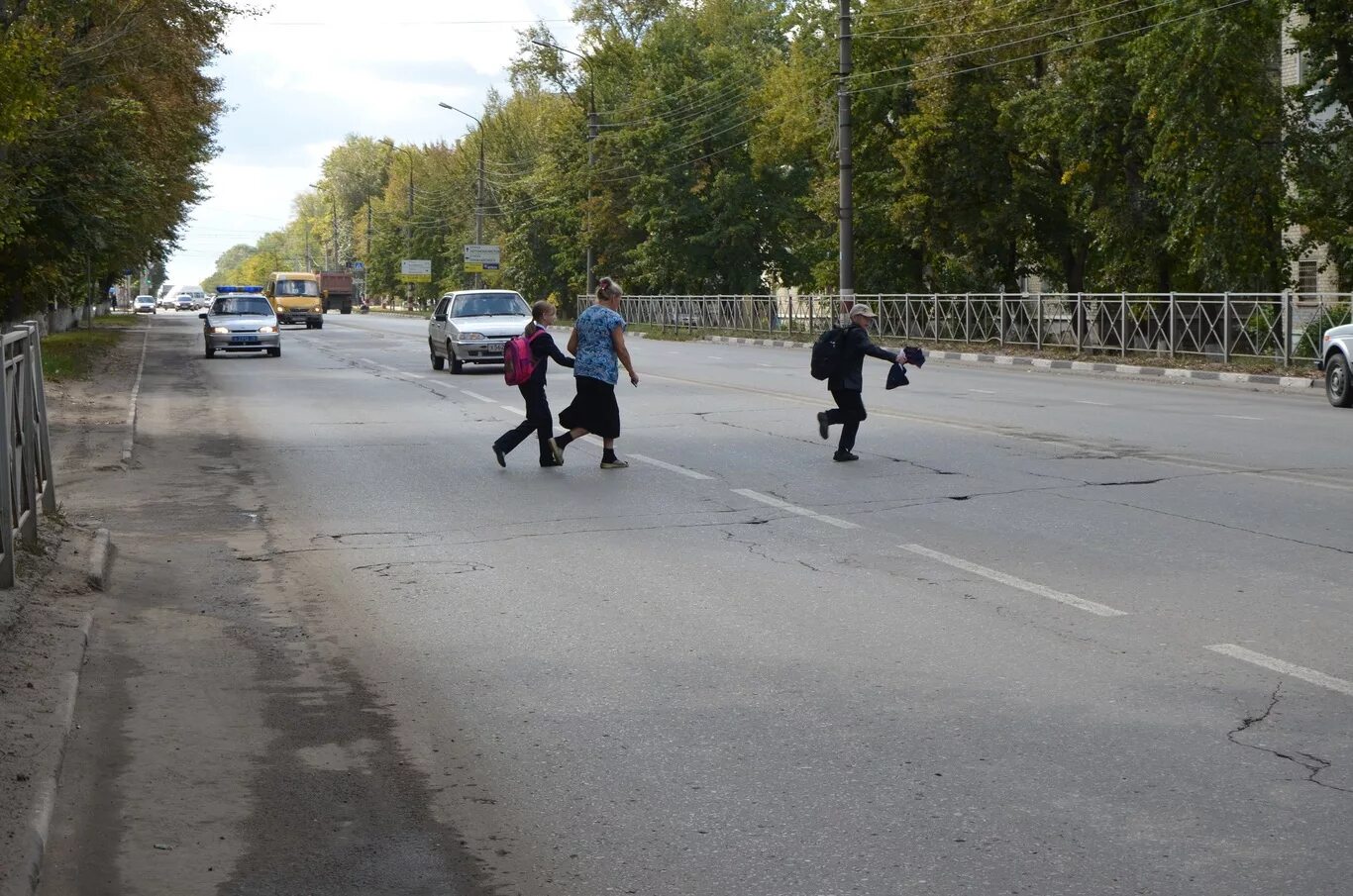 Перешел дорогу в неположенном месте штраф. Пешеход на проезжей части. переходит дорогу в неположенном месте. нарушение правил дорожного движения. переход в неположенном месте.