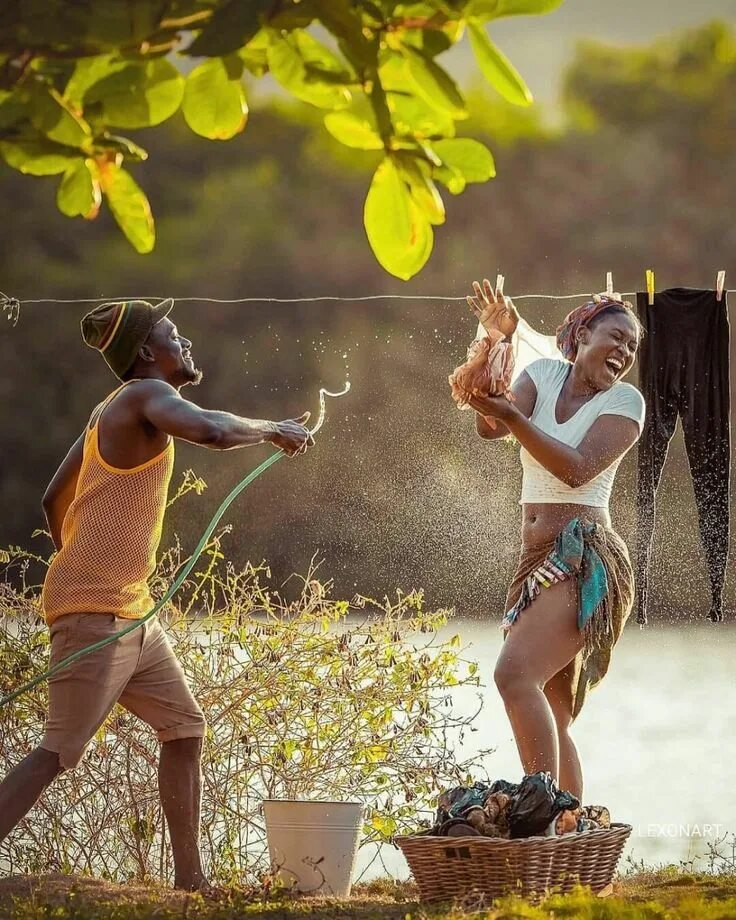 Love africa. Фотосессия стирка на природе. Африканские пары. Африканская пара. Любовь в Африке.