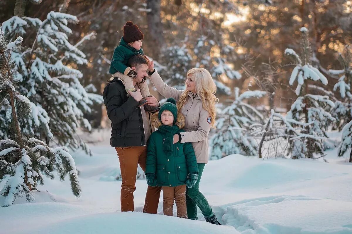 зимняя фотосессия семья. новогодняя фотосессия на улице. семейная фотосессия идеи зимой. зимняя фотосессия на улице семейная. зимняя фотосессия в лесу семейная.