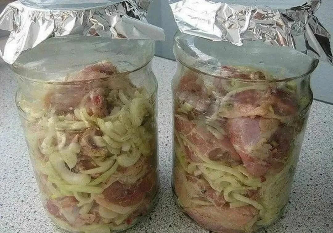 Курица в банке в собственном. Курица в банке в духовке. курочка на банке в духовке. мясо в банке в духовке.