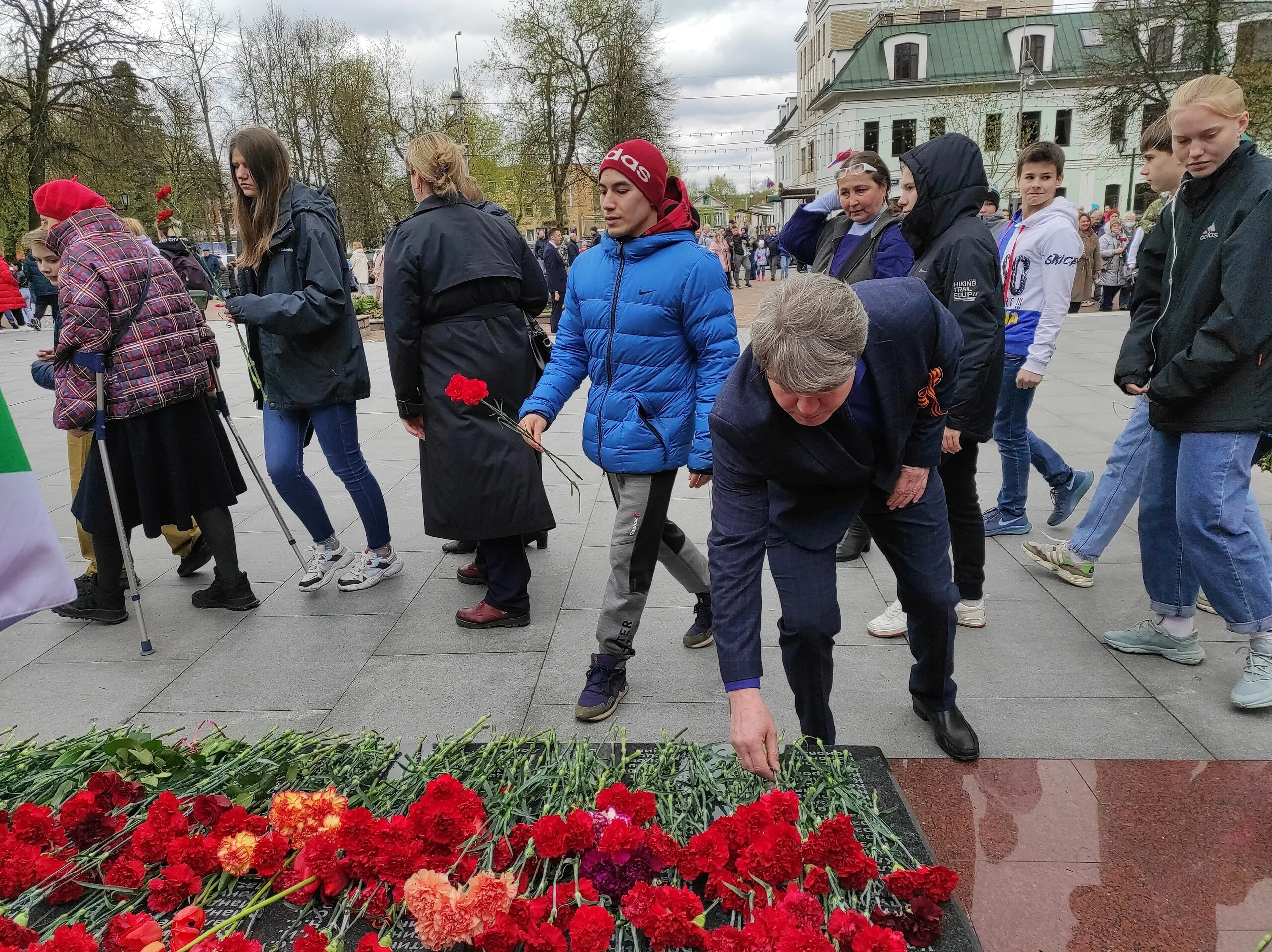 памятник победы. монумент вечный огонь в ярославле. военные памятники.