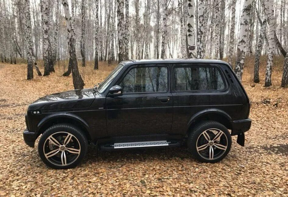 Нива черная на r20. Тюнинг нива диски. Тюнинг нива диски. Черная нива урбан r20. Нива 21214 белая.