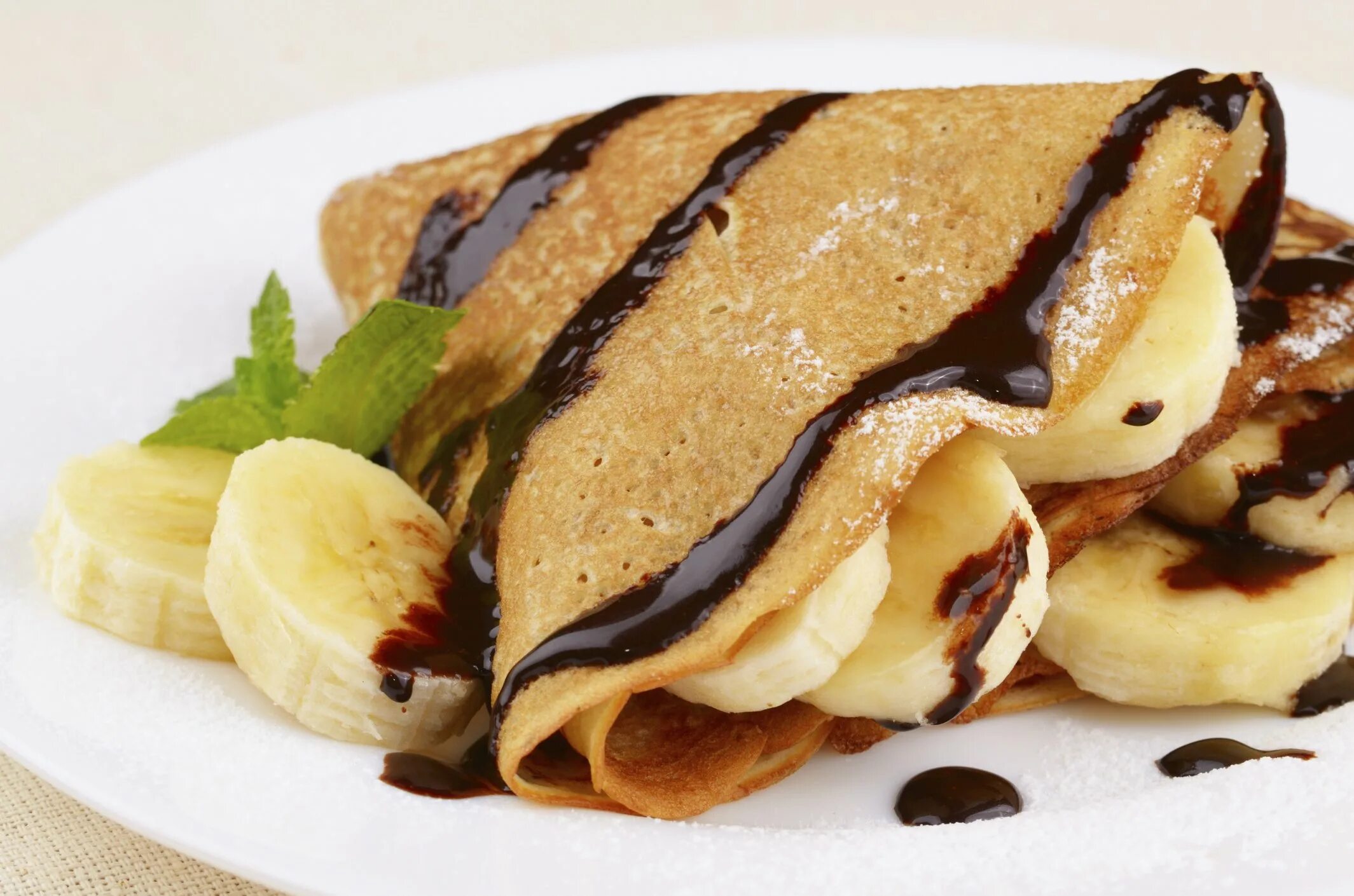 Блины булочки. Французские крепы Crepes. Блинчики с Нутеллой и бананами. Креп с бананом и Нутеллой. Блины с шоколадом.