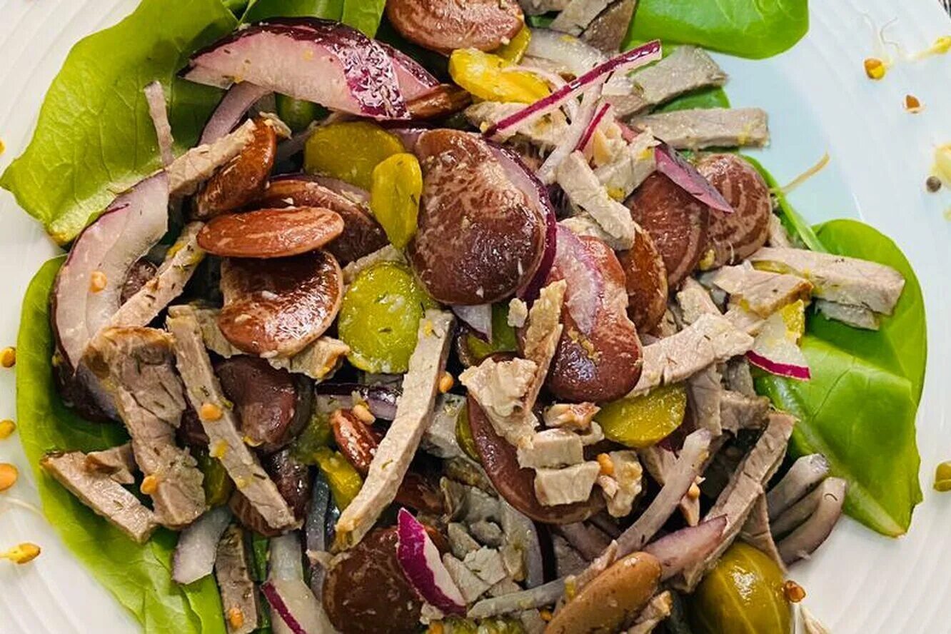Салат три мяса. Салат восточный с говядиной. сибирский мясной салат. салат цехтон.