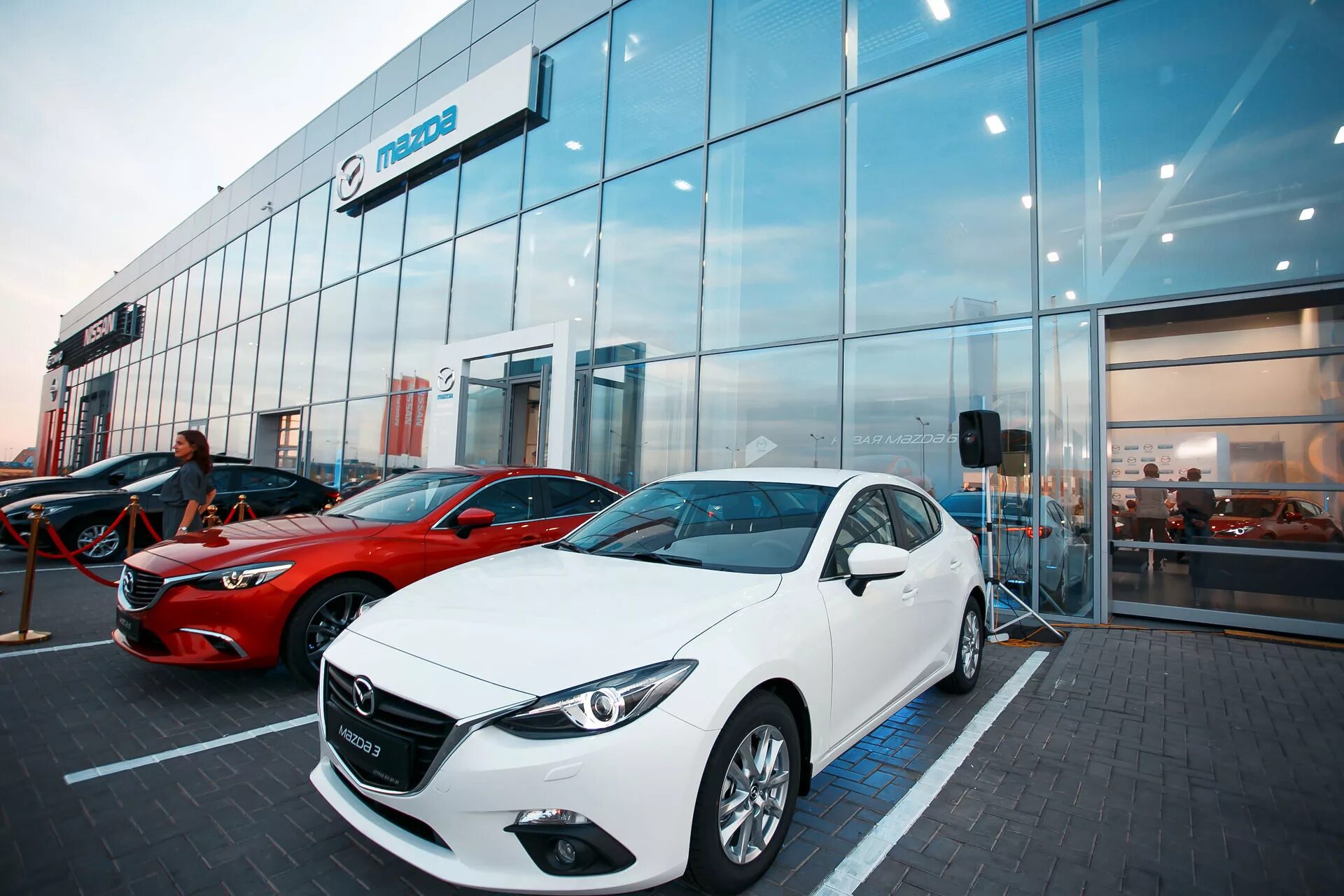 Mazda сайт. Автомобили в автосалоне. Автосалон иномарок. Автосалон Mazda. Автосалон Мазда в Москве.