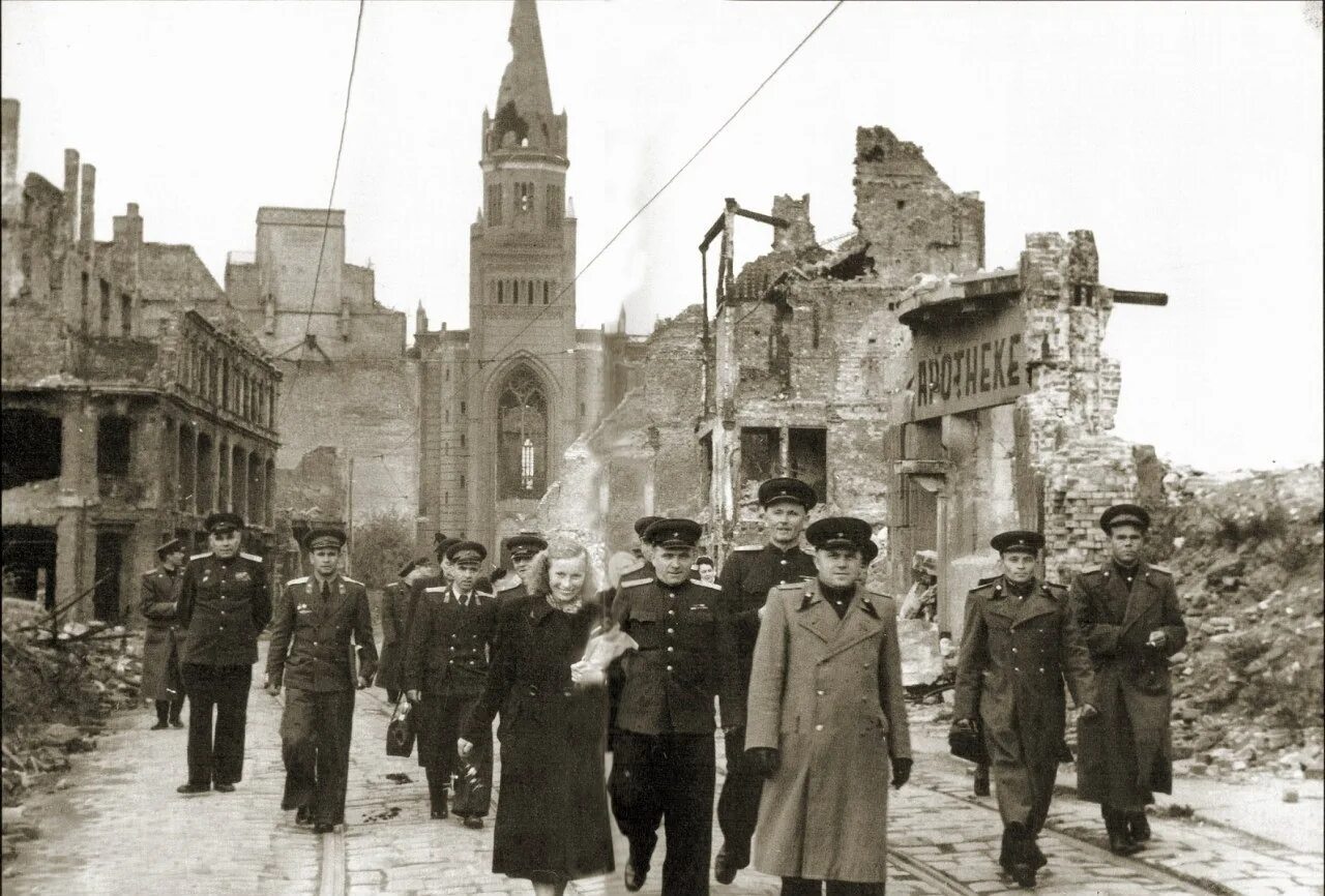 Кенигсберг взят год. Калининград после войны 1945 год. Королевский замок Кенигсберг 1945. Альтштадтская кирха Кёнигсберг. Штурм Кёнигсберга в 1945 году.