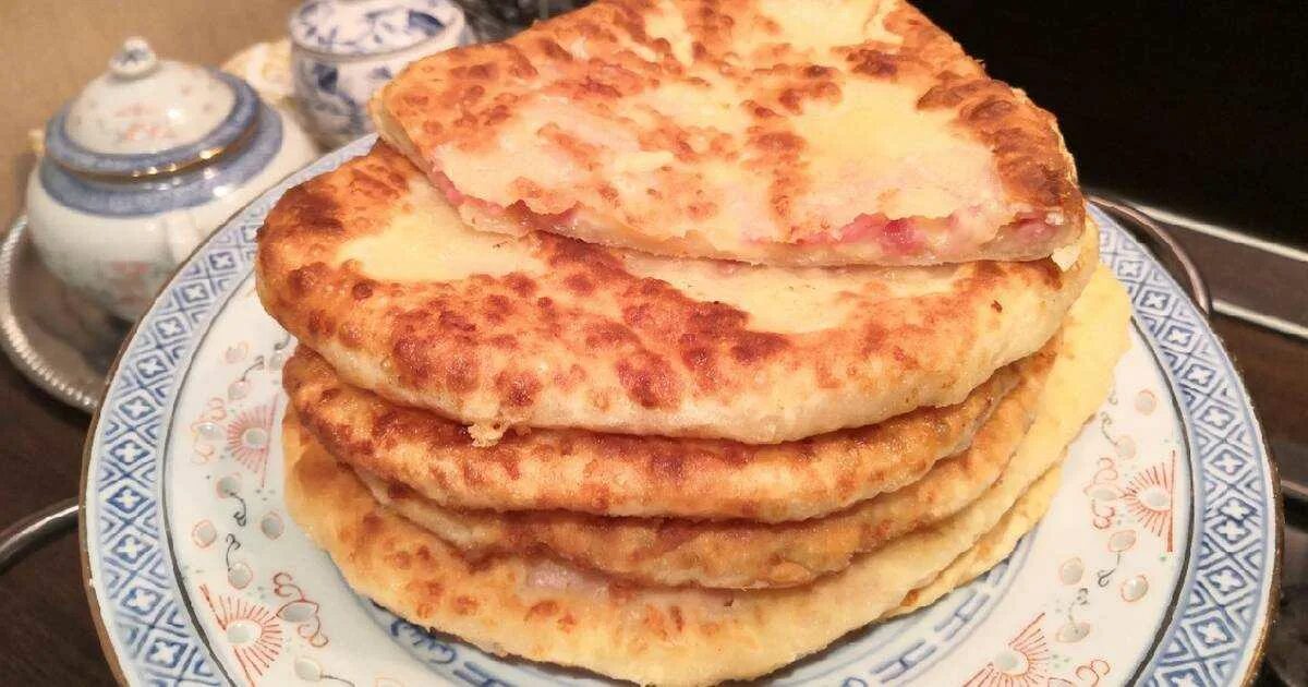Пышные лепешки с сыром на сковороде. Домашние лепешки. лепешки на скорую руку. лепешка с сыром. хлебная лепешка с сыром.